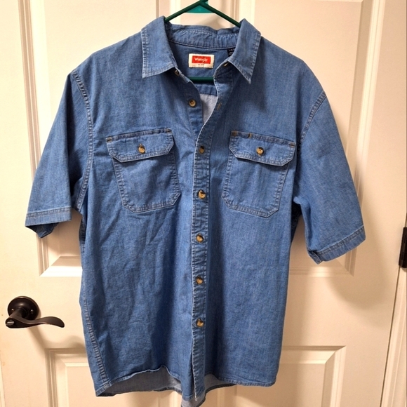 A Wrangler denim short sleeve button-down men's shirt size large. - Picture 1 of 7